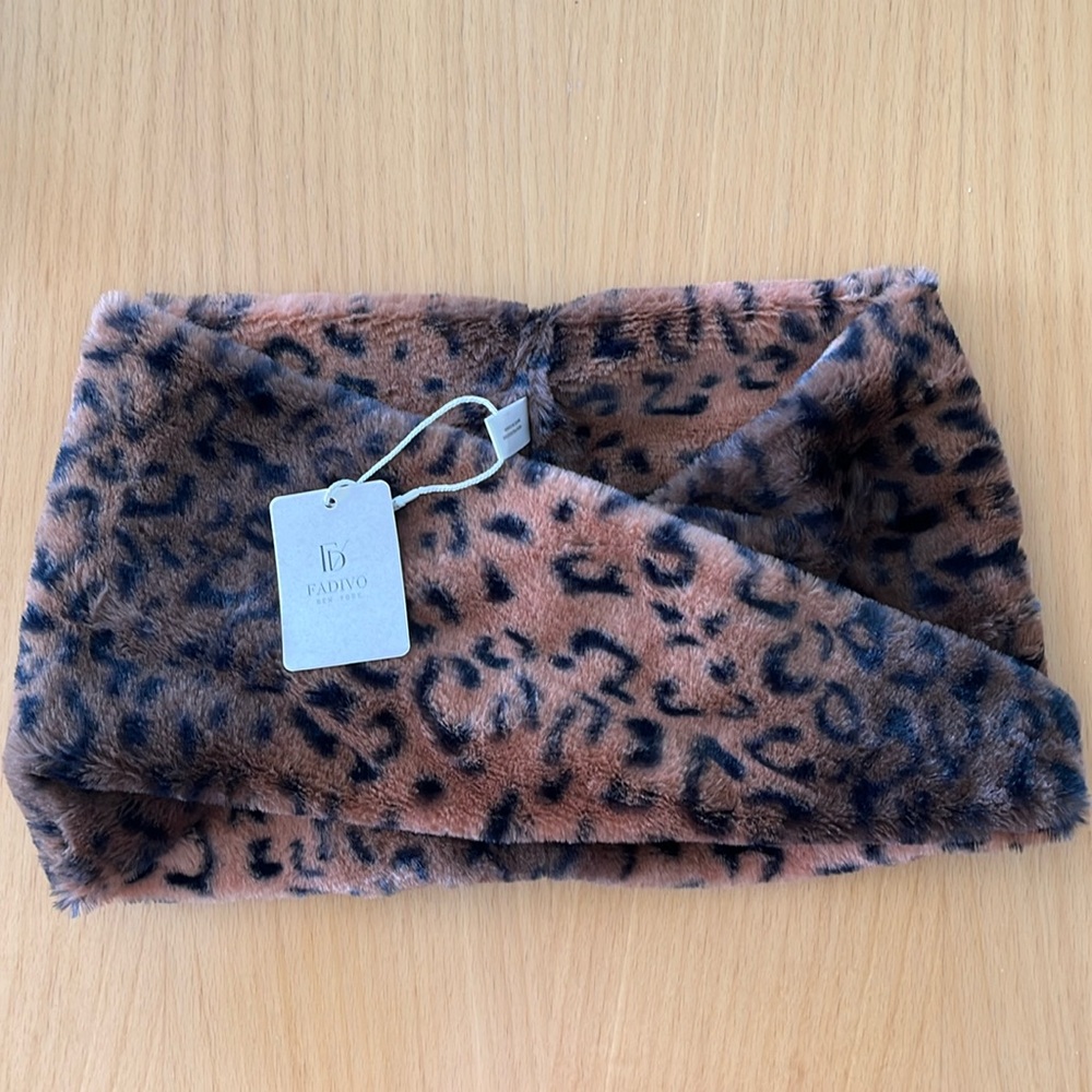 NWT Fadivo Faux Fur Leopard Infinity Scarf
